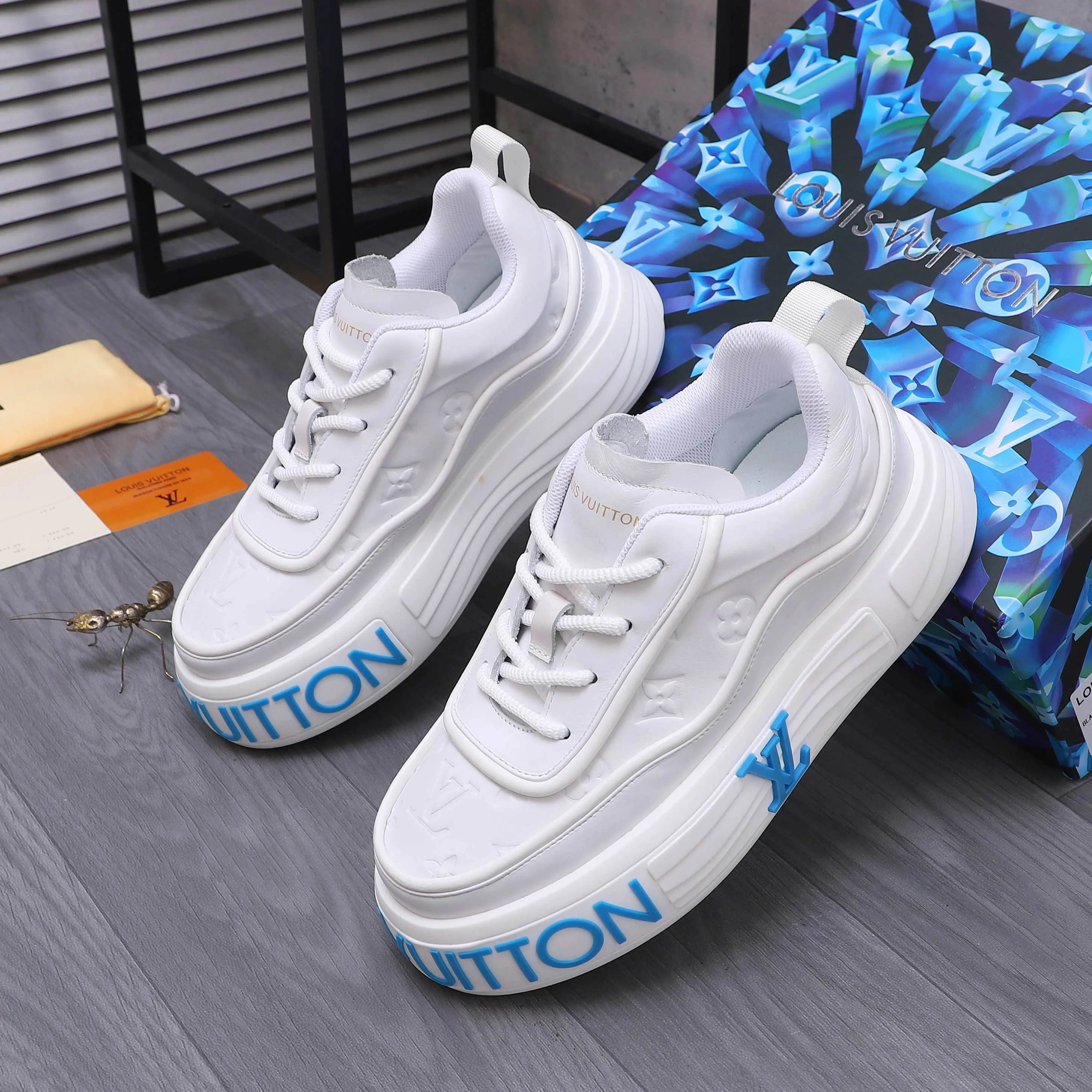 Men's shoes 💰560 Product trademark: LV [Louis Vuitton] casual shoes, regular size. Size: 38-46 (38.45.46 is custom-made and non-returnable) Product materials: Selected high-quality cowhide stitching embossed cowhide upper, cowhide insole, mesh lining, original outsole
